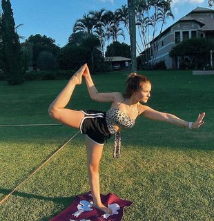 Larissa Manoela feet photo thumbnail