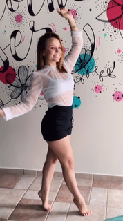 Larissa Manoela feet photo thumbnail