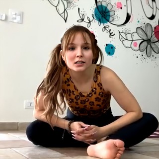 Larissa Manoela feet photo thumbnail