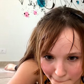 Larissa Manoela feet photo thumbnail