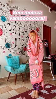 Larissa Manoela feet photo thumbnail