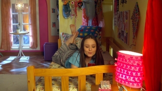 Larissa Manoela feet photo thumbnail