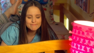 Larissa Manoela feet photo thumbnail