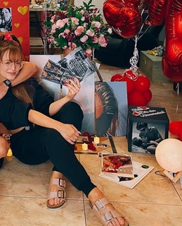 Larissa Manoela feet photo thumbnail