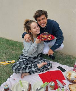 Larissa Manoela feet photo thumbnail