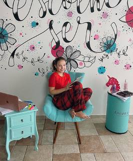 Larissa Manoela feet photo thumbnail