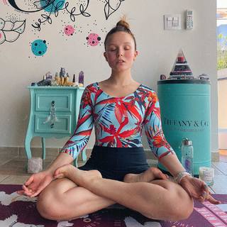Larissa Manoela feet photo thumbnail