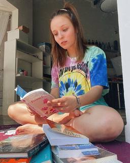 Larissa Manoela feet photo thumbnail