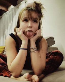 Larissa Manoela feet photo thumbnail