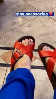 Larissa Manoela feet photo thumbnail