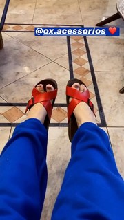 Larissa Manoela feet photo thumbnail