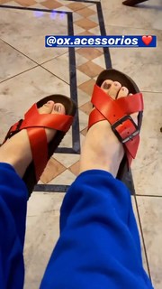 Larissa Manoela feet photo thumbnail