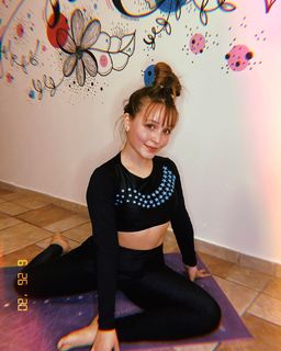 Larissa Manoela feet photo thumbnail