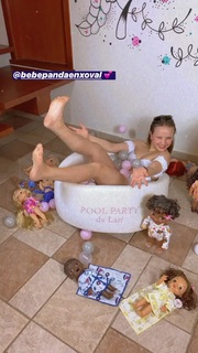 Larissa Manoela feet photo thumbnail