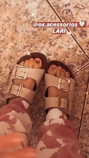 Larissa Manoela feet photo thumbnail