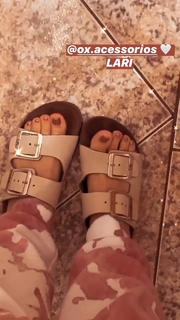 Larissa Manoela feet photo thumbnail