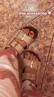 Larissa Manoela feet photo thumbnail