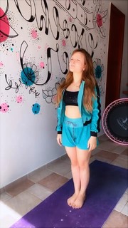 Larissa Manoela feet photo thumbnail