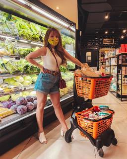Larissa Manoela feet photo thumbnail