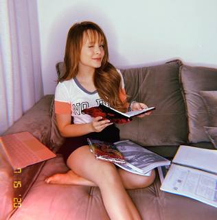 Larissa Manoela feet photo thumbnail