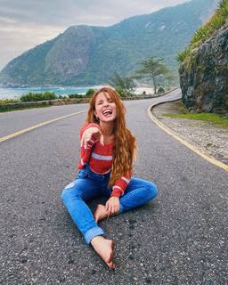 Larissa Manoela feet photo thumbnail
