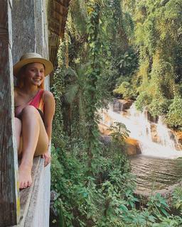 Larissa Manoela feet photo thumbnail
