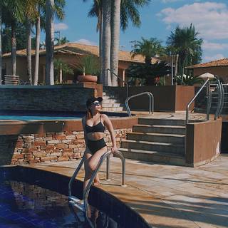 Larissa Manoela feet photo thumbnail