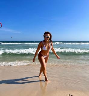 Larissa Manoela feet photo thumbnail