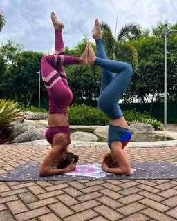 Larissa Manoela feet photo thumbnail
