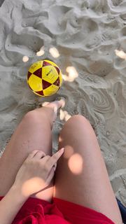 Larissa Manoela feet photo thumbnail