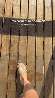 Larissa Manoela feet photo thumbnail