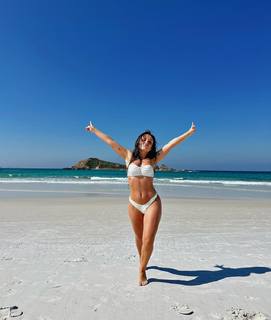 Larissa Manoela feet photo thumbnail
