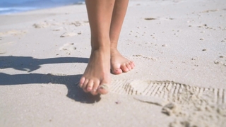 Larissa Manoela feet photo thumbnail