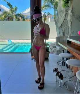 Larissa Manoela feet photo thumbnail