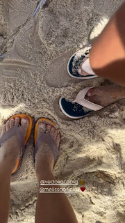 Larissa Manoela feet photo thumbnail