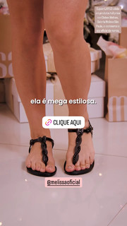 Larissa Manoela feet photo thumbnail