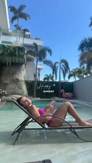 Larissa Manoela feet photo thumbnail
