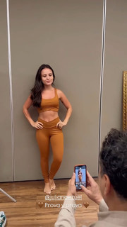 Larissa Manoela feet photo thumbnail
