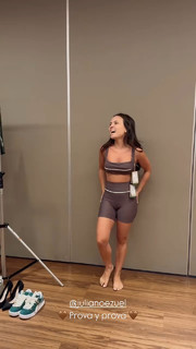 Larissa Manoela feet photo thumbnail
