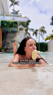 Larissa Manoela feet photo thumbnail