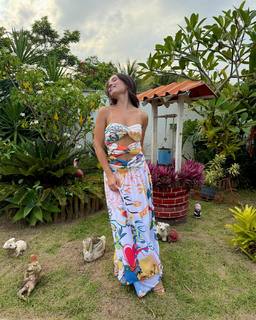 Larissa Manoela feet photo thumbnail