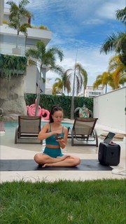 Larissa Manoela feet photo thumbnail