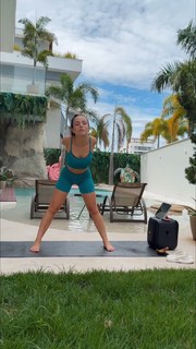 Larissa Manoela feet photo thumbnail