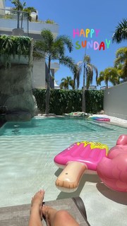 Larissa Manoela feet photo thumbnail