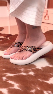 Larissa Manoela feet photo thumbnail