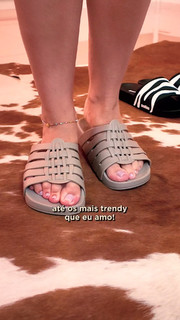 Larissa Manoela feet photo thumbnail