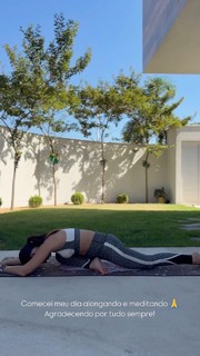 Larissa Manoela feet photo thumbnail