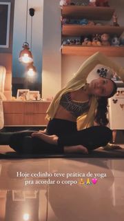 Larissa Manoela feet photo thumbnail