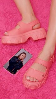Larissa Manoela feet photo thumbnail