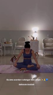 Larissa Manoela feet photo thumbnail